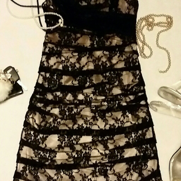 🐒Price Dropped! Lovely lace dress by Guess - Picture 3 of 6